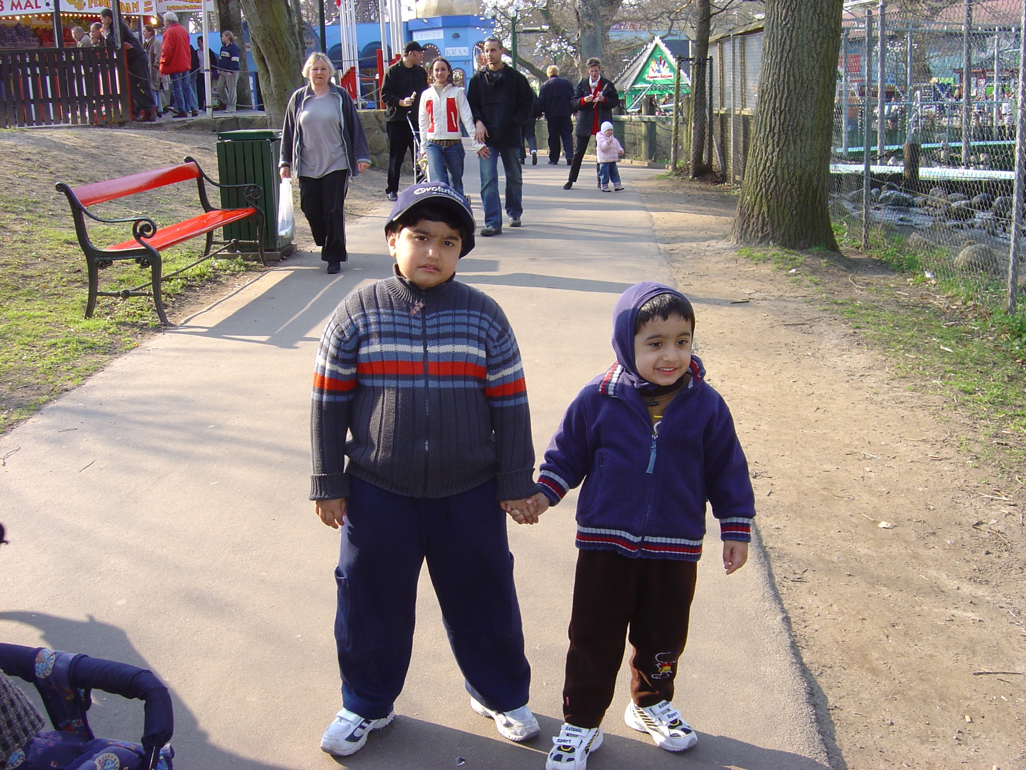 Mohammed Hasnain Zahid Butt som barn sammen med sin storebror